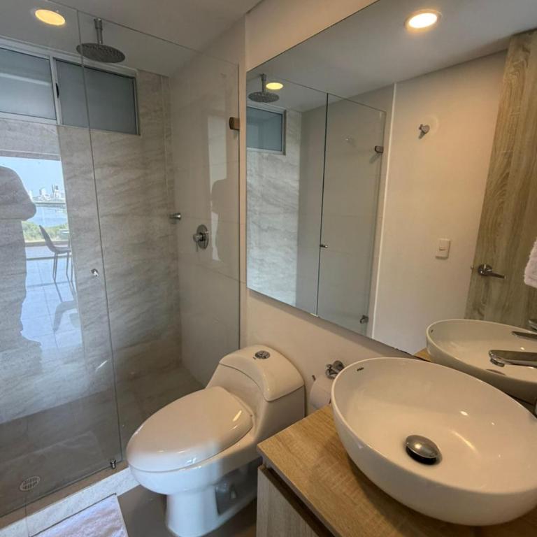 Apartamento de tres alcobas - Three-Bedroom Apartment - 84