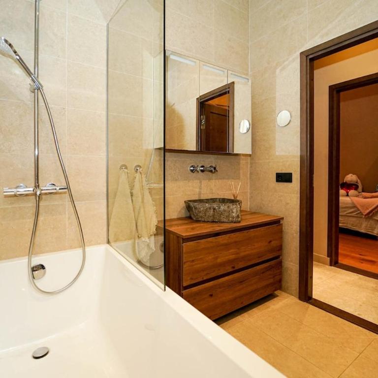 Luxury 4BR Bungalow with Pool, BBQ and AC - Four-Bedroom House - 14