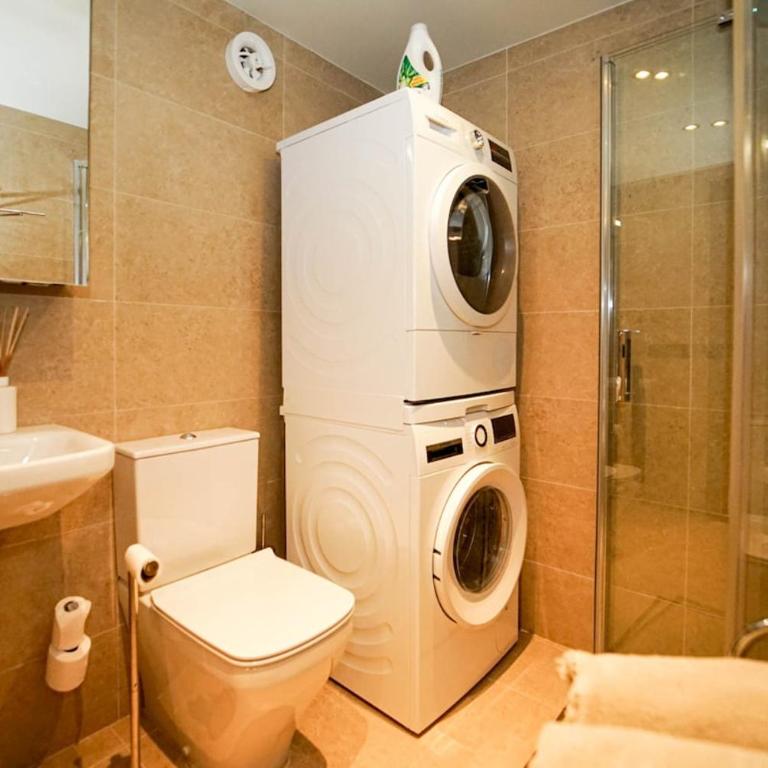 Luxury 4BR Bungalow with Pool, BBQ and AC - Four-Bedroom House - 16