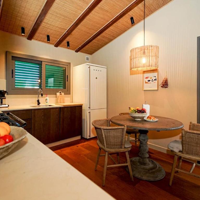 Luxury 4BR Bungalow with Pool, BBQ and AC - Four-Bedroom House - 19