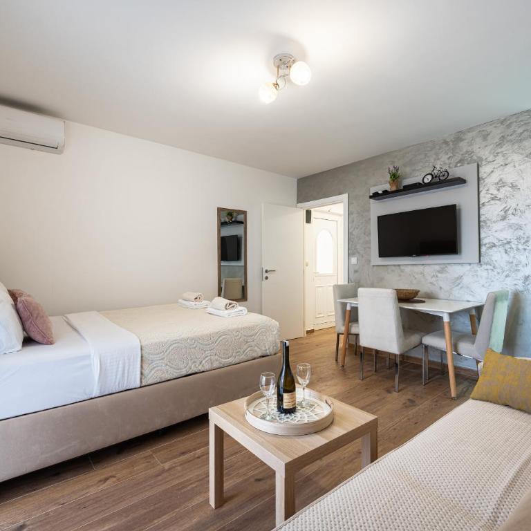 Hillside Apartments - Studio with Terrace - 5