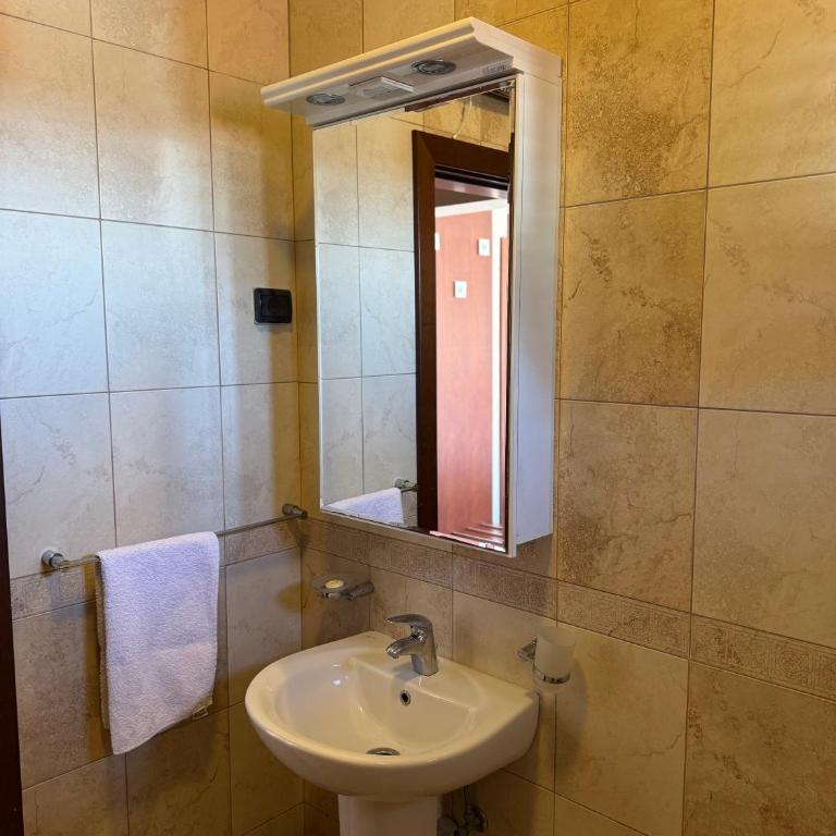 Apartments MUN Petrovac - Deluks Dvokrevetna Soba sa Bračnim Krevetom i Pogledom na More - 1