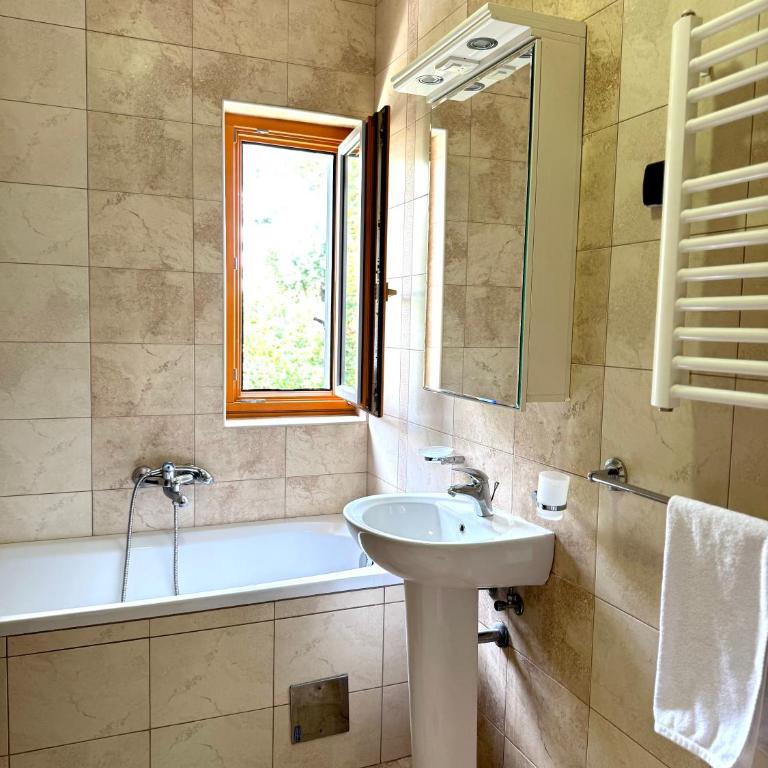 Apartments MUN Petrovac - Deluks Dvokrevetna soba sa Bračnim Krevetom, Balkonom i Pogledom na More - 6