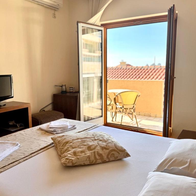 Apartments MUN Petrovac - Deluks Dvokrevetna soba sa Bračnim Krevetom, Balkonom i Pogledom na More - 3
