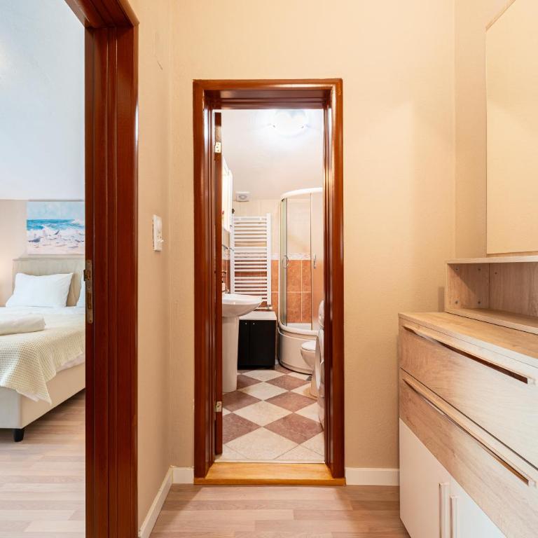 Radonjić Apartments - One-Bedroom Apartment with Balcony and Mountain View - 6