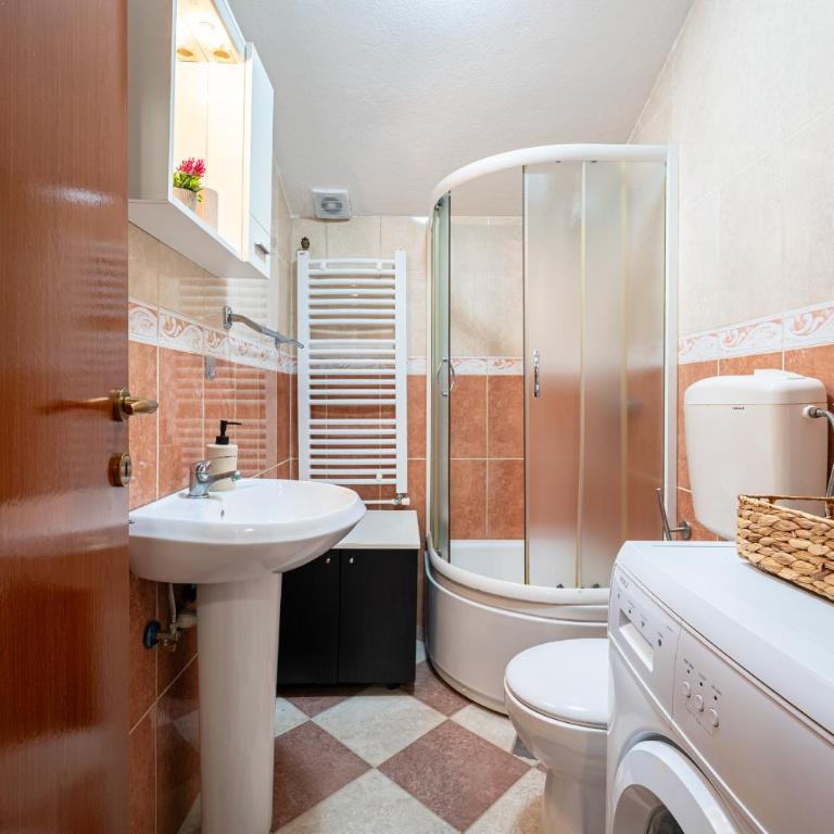 Radonjić Apartments - One-Bedroom Apartment with Balcony and Mountain View - 14