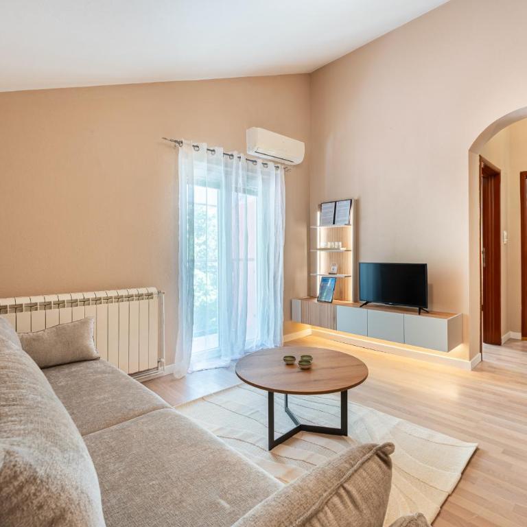 Radonjić Apartments - One-Bedroom Apartment with Balcony and Mountain View - 5