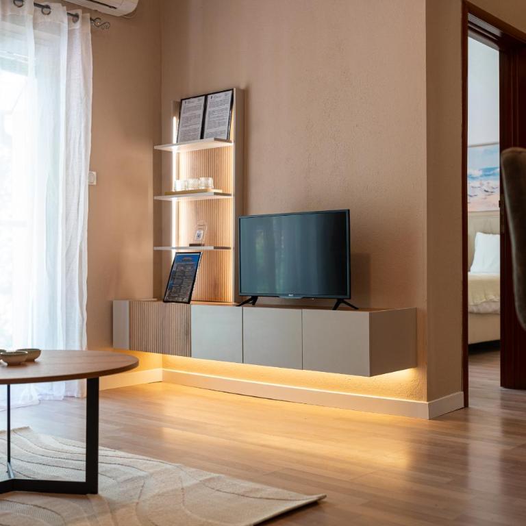 Radonjić Apartments - One-Bedroom Apartment with Balcony and Mountain View - 1