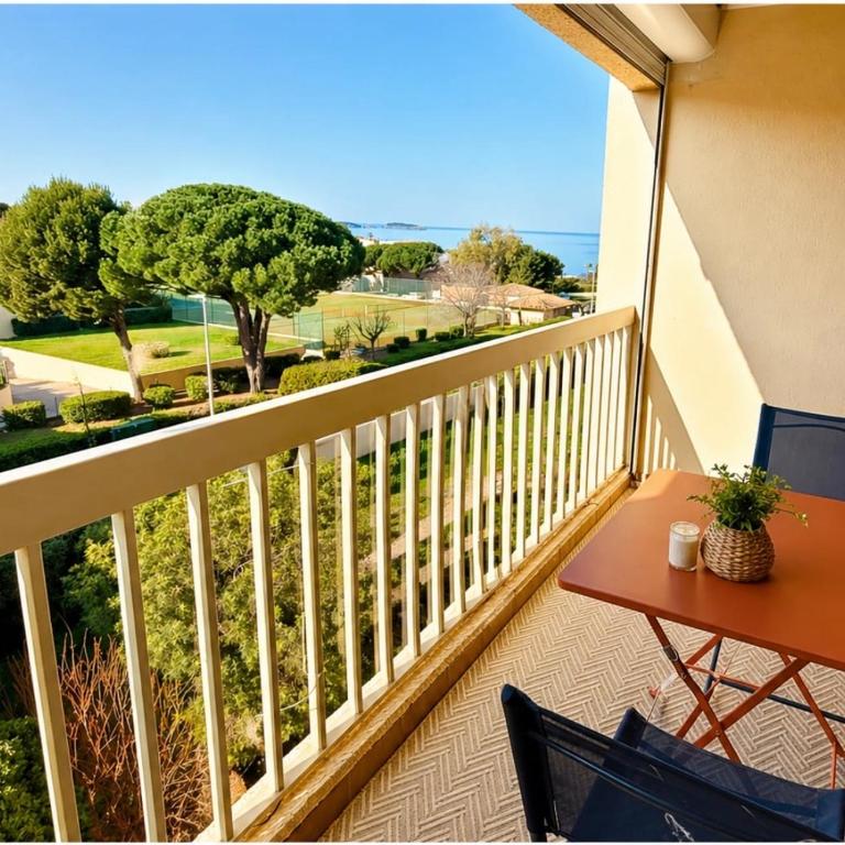"Le Coconuts d'Azur", T3 Vue mer, Terrasse, Piscine, Plage à 200m, Paking - Apartment mit 2 Schlafzimmern und Meerblick - 1