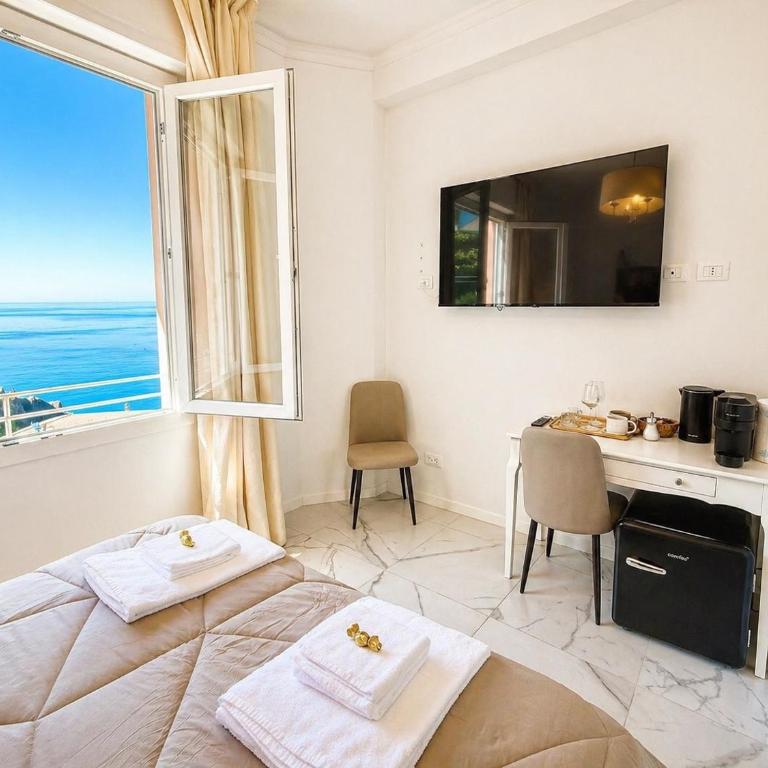 Vertigini Suites, Il Rifugio dell Amore per SOLE COPPIE , A 50m dalla Stazione e dalla Via dell Amore con Vista Mare e Intimità Appagante - Habitación con cama extragrande y vistas al mar - 3