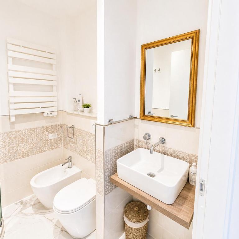 Vertigini Suites, Il Rifugio dell Amore per SOLE COPPIE , A 50m dalla Stazione e dalla Via dell Amore con Vista Mare e Intimità Appagante - Habitación con cama extragrande y vistas al mar - 11