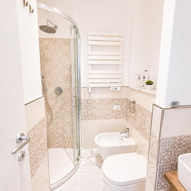Vertigini Suites, Il Rifugio dell Amore per SOLE COPPIE , A 50m dalla Stazione e dalla Via dell Amore con Vista Mare e Intimità Appagante - Habitación con cama extragrande y vistas al mar - 10