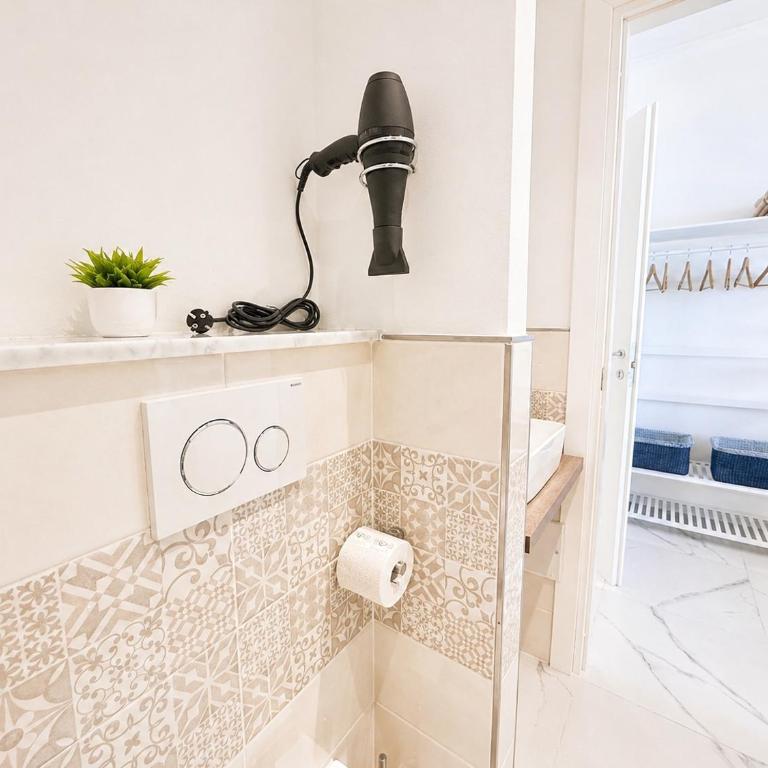 Vertigini Suites, Il Rifugio dell Amore per SOLE COPPIE , A 50m dalla Stazione e dalla Via dell Amore con Vista Mare e Intimità Appagante - Habitación con cama extragrande y vistas al mar - 9
