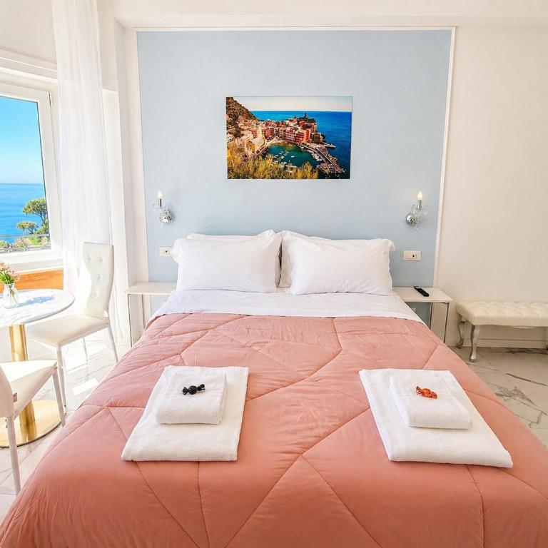 Vertigini Suites, Il Rifugio dell Amore per SOLE COPPIE , A 50m dalla Stazione e dalla Via dell Amore con Vista Mare e Intimità Appagante - Habitación con cama grande y vistas al mar - 3