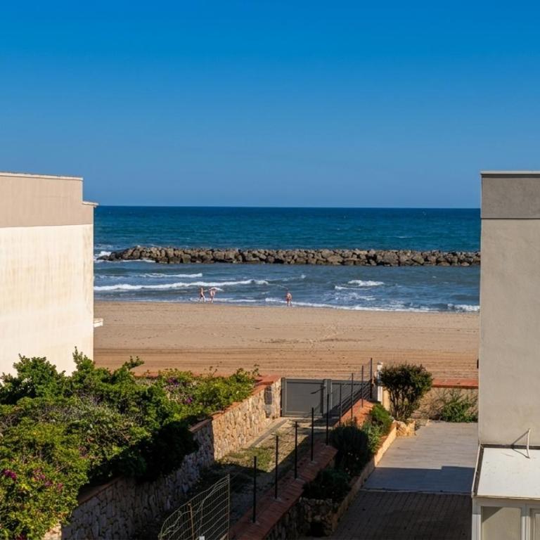 dansnotreappart-com T4 vue mer - One-Bedroom Apartment - 1