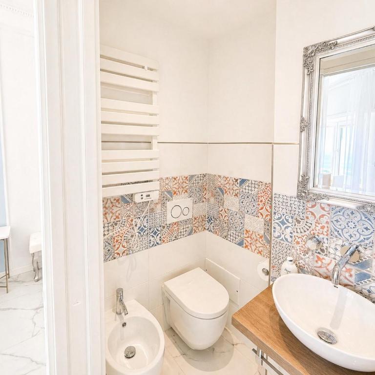 Vertigini Suites, Il Rifugio dell Amore per SOLE COPPIE , A 50m dalla Stazione e dalla Via dell Amore con Vista Mare e Intimità Appagante - Habitación con cama grande y vistas al mar - 12