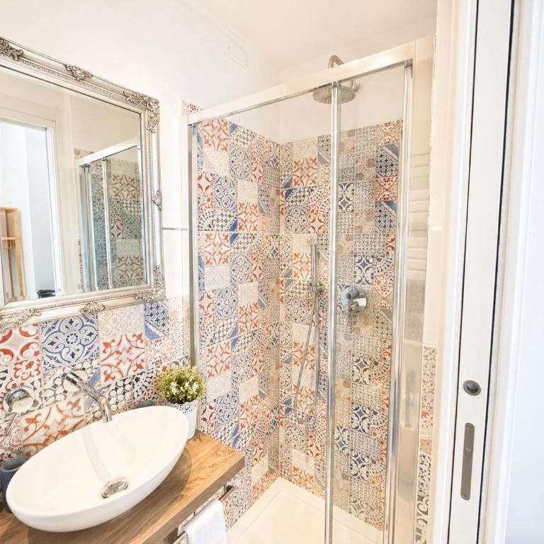 Vertigini Suites, Il Rifugio dell Amore per SOLE COPPIE , A 50m dalla Stazione e dalla Via dell Amore con Vista Mare e Intimità Appagante - Habitación con cama grande y vistas al mar - 11