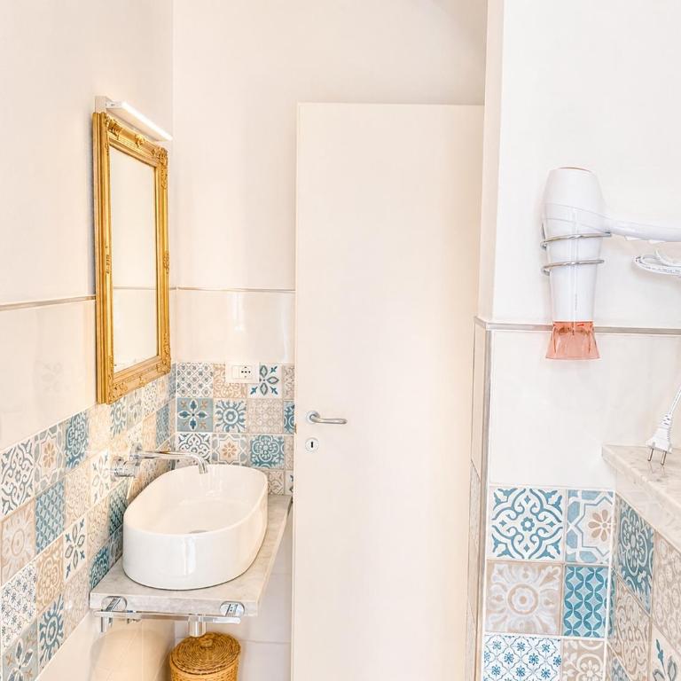 Vertigini Suites, Il Rifugio dell Amore per SOLE COPPIE , A 50m dalla Stazione e dalla Via dell Amore con Vista Mare e Intimità Appagante - Habitación Doble Deluxe con balcón - 12