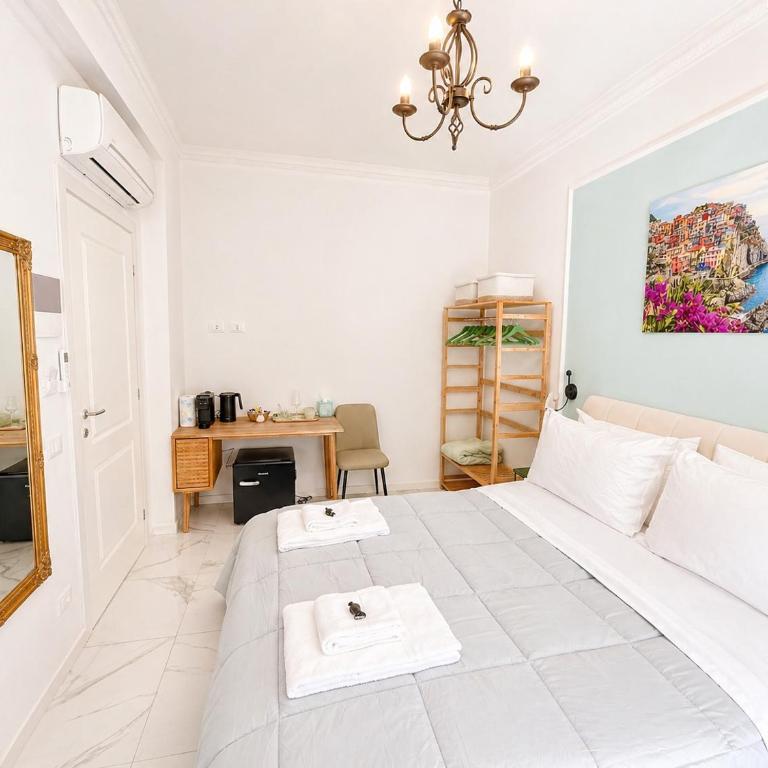 Vertigini Suites, Il Rifugio dell Amore per SOLE COPPIE , A 50m dalla Stazione e dalla Via dell Amore con Vista Mare e Intimità Appagante - Habitación Doble Deluxe con balcón - 2