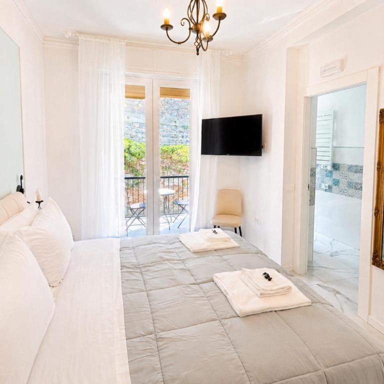 Vertigini Suites, Il Rifugio dell Amore per SOLE COPPIE , A 50m dalla Stazione e dalla Via dell Amore con Vista Mare e Intimità Appagante - Habitación Doble Deluxe con balcón - 3