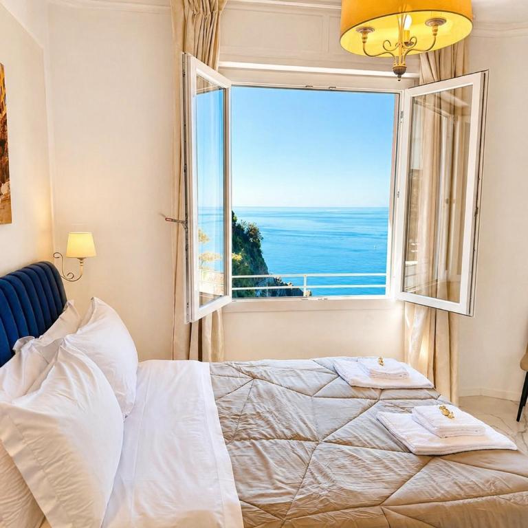 Vertigini Suites, Il Rifugio dell Amore per SOLE COPPIE , A 50m dalla Stazione e dalla Via dell Amore con Vista Mare e Intimità Appagante - Habitación con cama extragrande y vistas al mar - 2