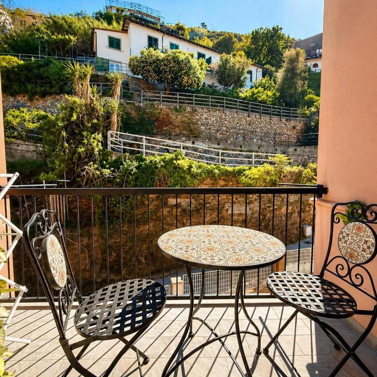 Vertigini Suites, Il Rifugio dell Amore per SOLE COPPIE , A 50m dalla Stazione e dalla Via dell Amore con Vista Mare e Intimità Appagante - Habitación Doble Deluxe con balcón - 10