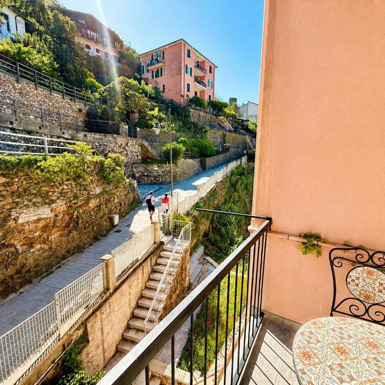 Vertigini Suites, Il Rifugio dell Amore per SOLE COPPIE , A 50m dalla Stazione e dalla Via dell Amore con Vista Mare e Intimità Appagante - Habitación Doble Deluxe con balcón - 8