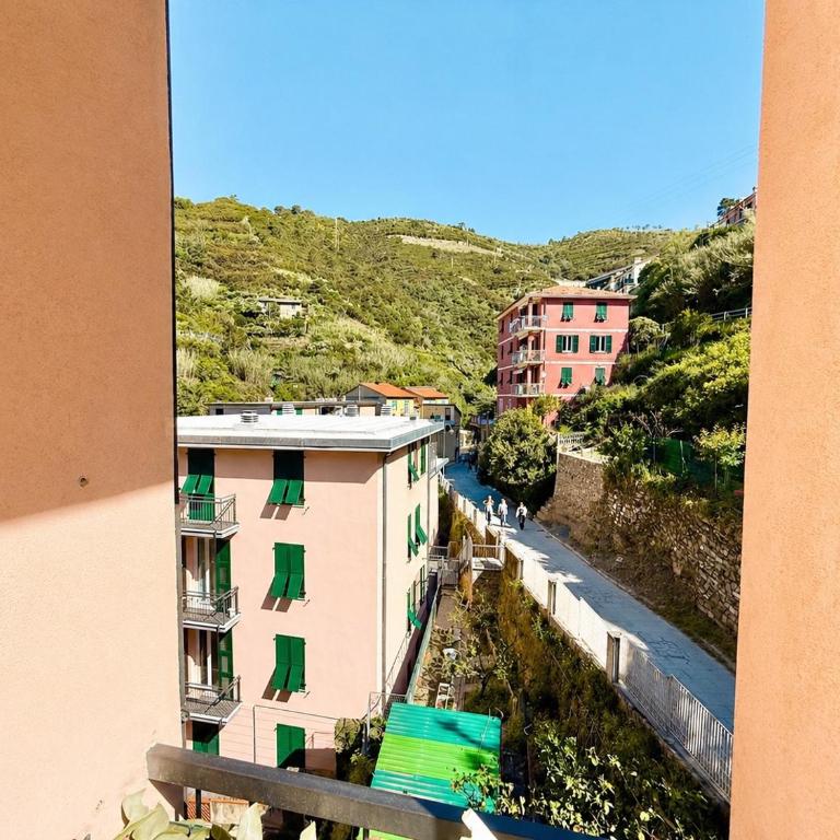 Vertigini Suites, Il Rifugio dell Amore per SOLE COPPIE , A 50m dalla Stazione e dalla Via dell Amore con Vista Mare e Intimità Appagante - Habitación Doble Deluxe con balcón - 5
