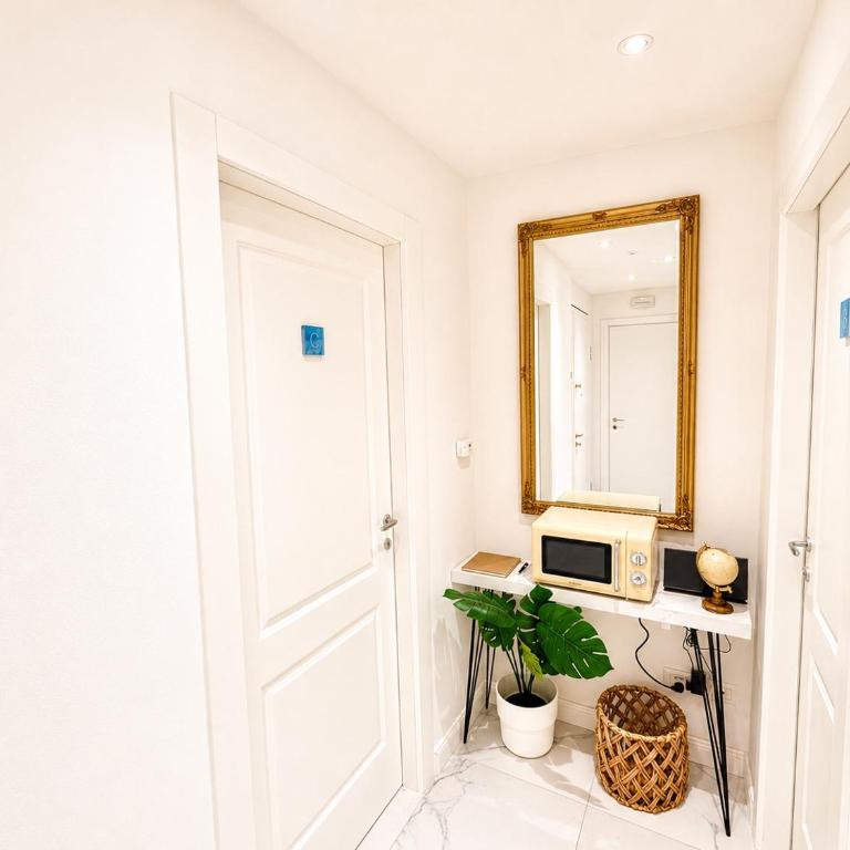 Vertigini Suites, Il Rifugio dell Amore per SOLE COPPIE , A 50m dalla Stazione e dalla Via dell Amore con Vista Mare e Intimità Appagante - Habitación con cama extragrande y vistas al mar - 5