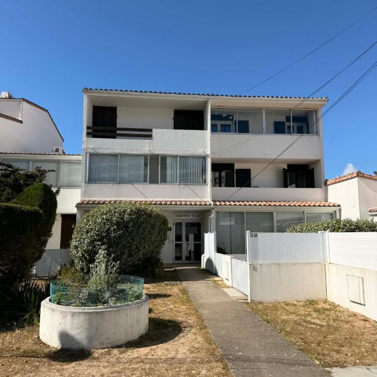 Appartement 2 pièces entièrement rénové et équipé à 150 m de la plage avec parking - Apartment mit 1 Schlafzimmer - 2