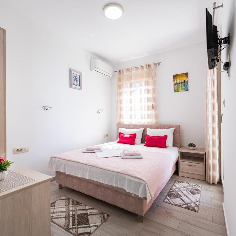 Villa Ines - Dvokrevetna Soba sa Bračnim Krevetom i Balkonom - 11