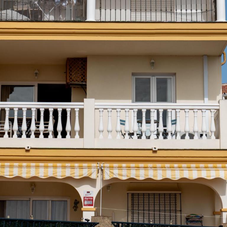 Sunny 2BR Apartment Near Faro Beach with Balcony - Apartamento de 2 dormitorios con vistas - 3