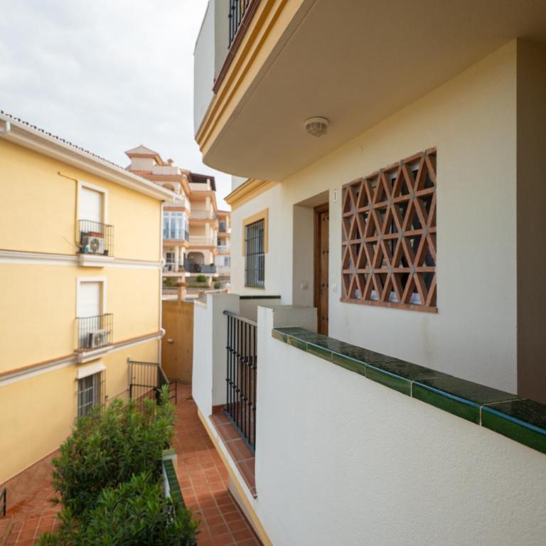 Sunny 2BR Apartment Near Faro Beach with Balcony - Apartamento de 2 dormitorios con vistas - 4