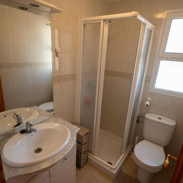 Sunny 2BR Apartment Near Faro Beach with Balcony - Apartamento de 2 dormitorios con vistas - 22