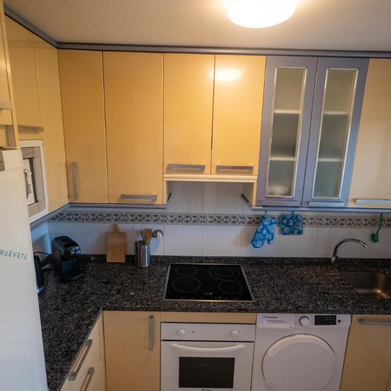 Sunny 2BR Apartment Near Faro Beach with Balcony - Apartamento de 2 dormitorios con vistas - 27