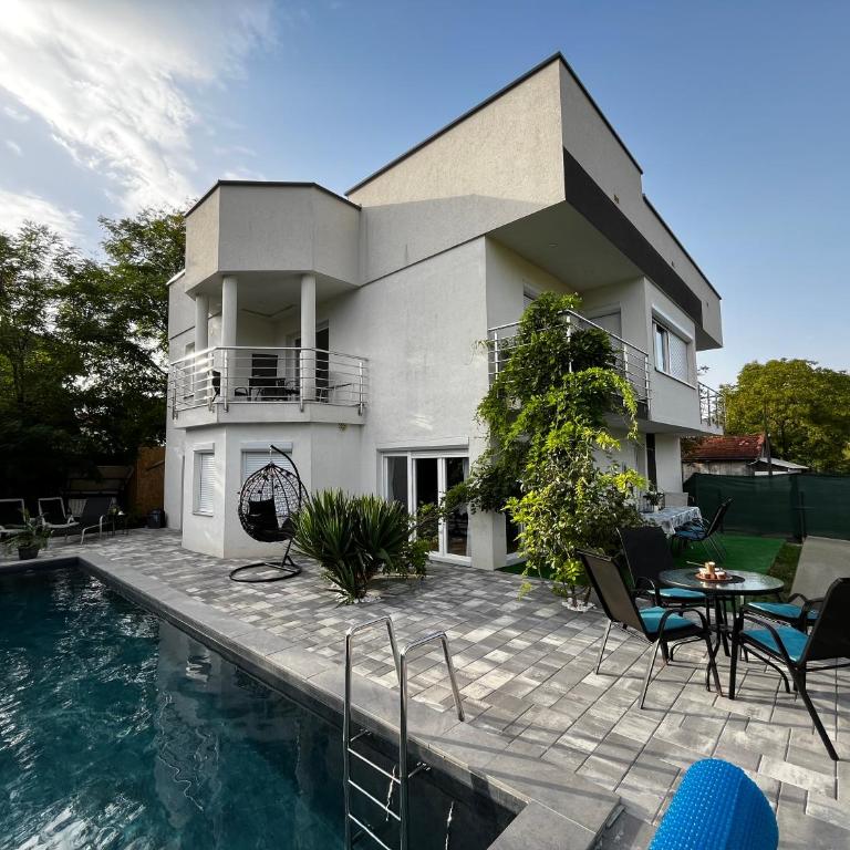 Villa Elite - Three-Bedroom Villa - 1