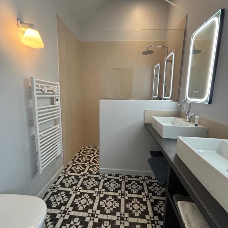La Maison d'Amboise - Chambre Lit Queen-Size - Vue sur Jardin - 7