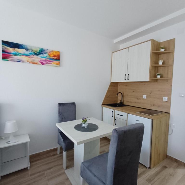 RIO Residence - Dvokrevetna Soba sa Bračnim Krevetom i Pogledom na Planinu - 3