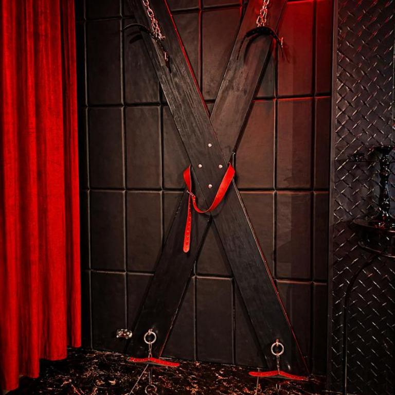 Suite érotique avec balnéo privée-pole dance-croix de Saint-André- balançoire et banc de soumission 10 min centre Montpellier - One-Bedroom Apartment - 4