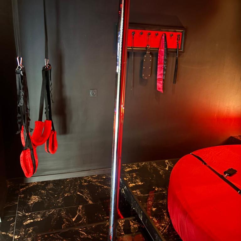 Suite érotique avec balnéo privée-pole dance-croix de Saint-André- balançoire et banc de soumission 10 min centre Montpellier - One-Bedroom Apartment - 10