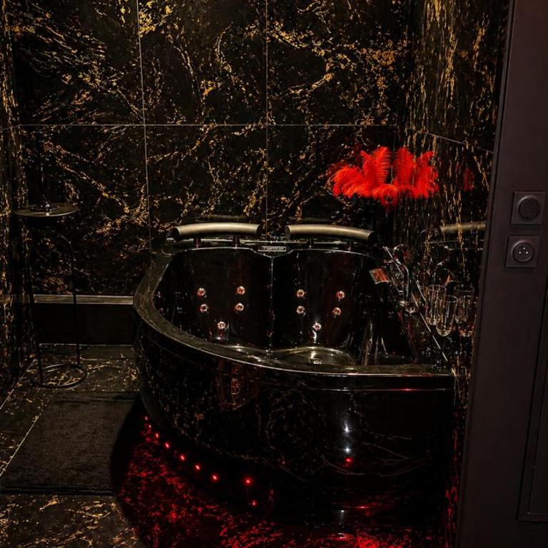Suite érotique avec balnéo privée-pole dance-croix de Saint-André- balançoire et banc de soumission 10 min centre Montpellier - One-Bedroom Apartment - 11
