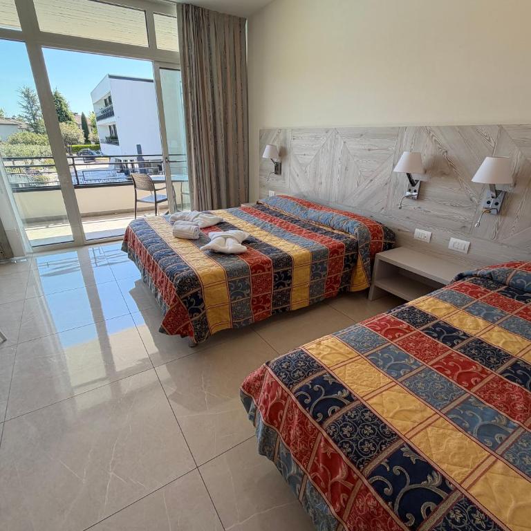 Hotel Residence Holiday - Camera Tripla Comfort - 11