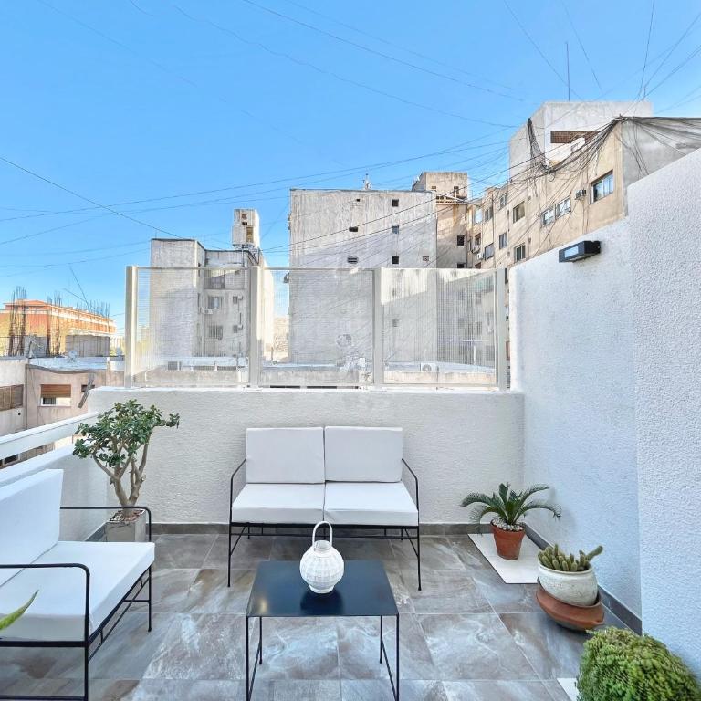 Terraza en el centro mendocino a 4 cuadras de Plaza Independencia y Arístides - Apartamento de 2 dormitorios con balcón y terraza - 1