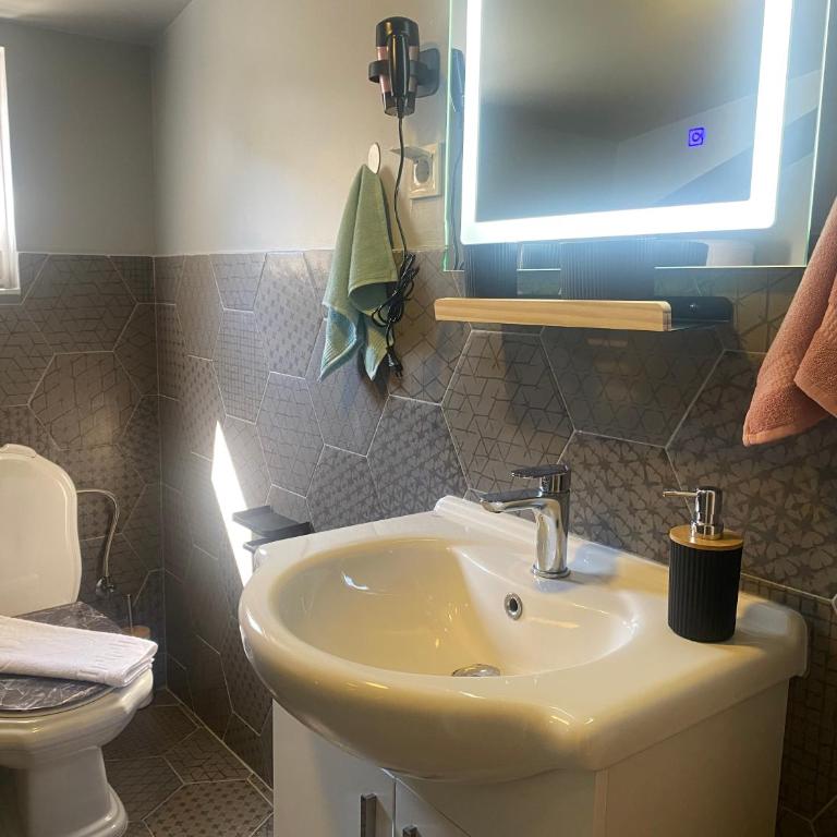 City Suites Budva - Superior Triple Room - 6