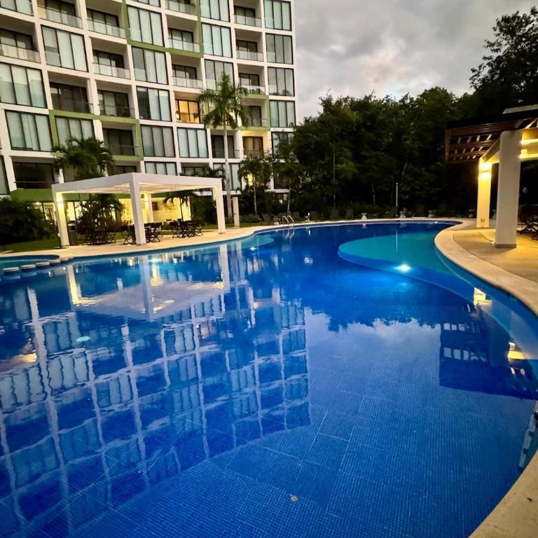 Luxury Oasis Condo Pools, Rooftop & Paddle, Tennis - Two-Bedroom Apartment - 16