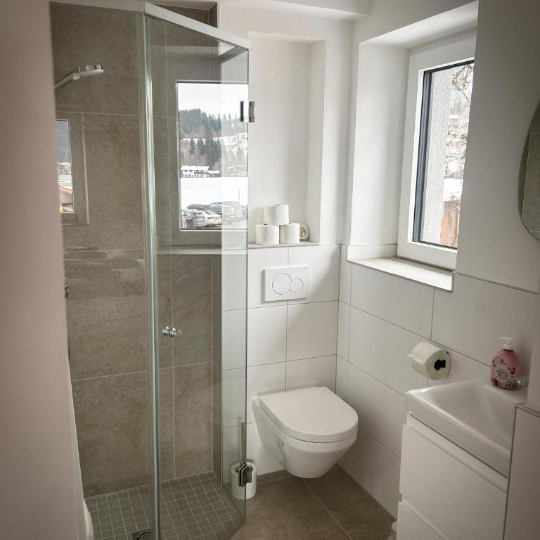 Haus Friedau - Doppelzimmer mit Dusche - 2