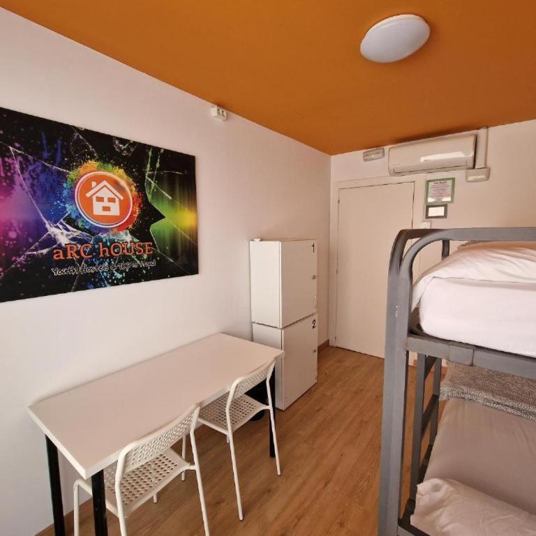 Arc House Barcelona - Double Room with Shared Bathroom - 1