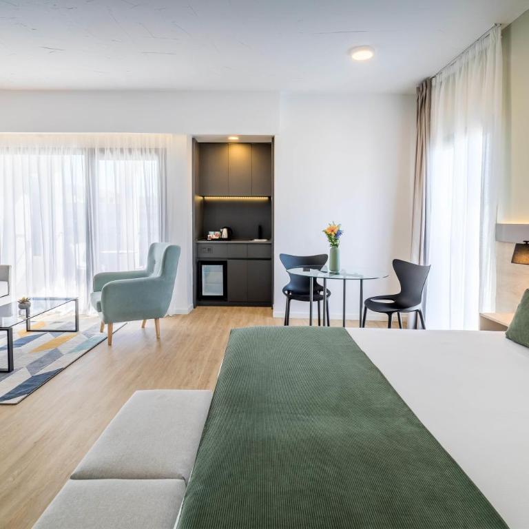 Occidental Puerto Banús - Habitación Familiar Deluxe (2 adultos + 2 niños) - 1
