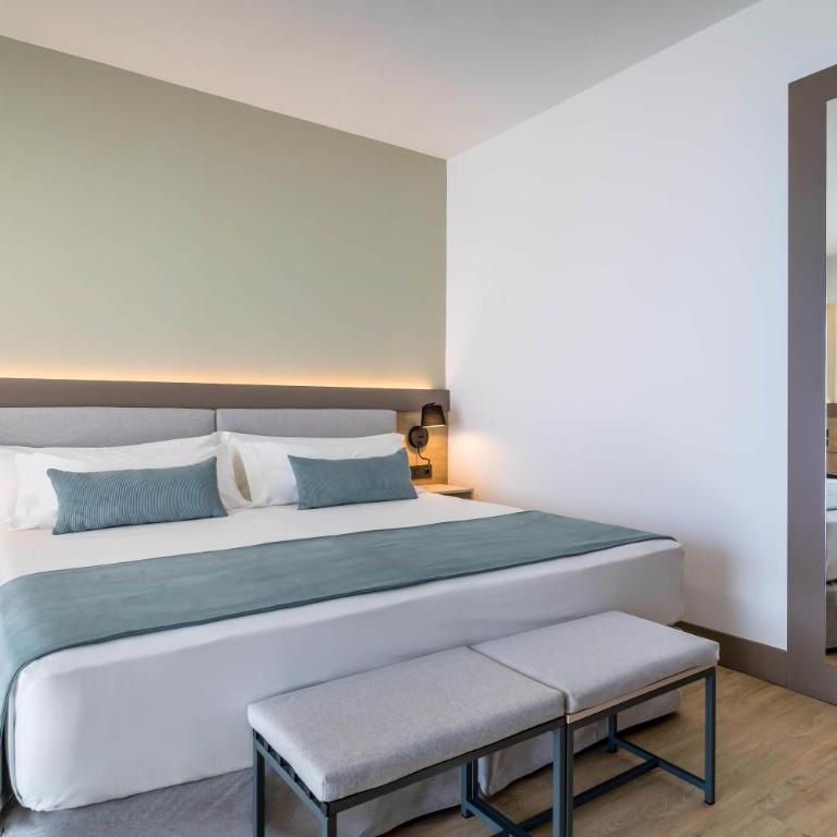 Occidental Puerto Banús - Habitación Triple Superior (2 adultos + 1 niño) - 5