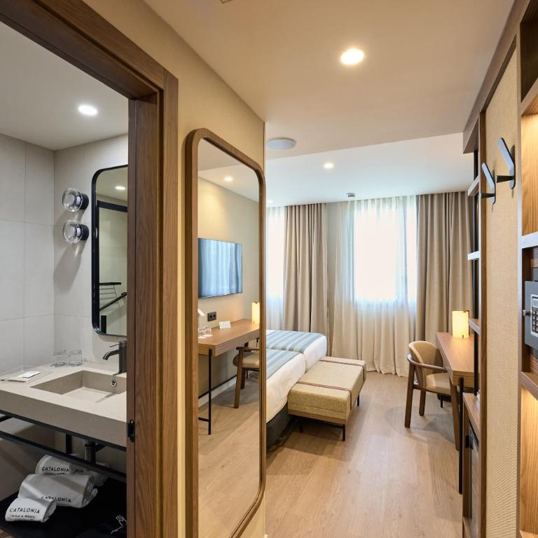 Catalonia Barcelona Beach - Premium Room - 4